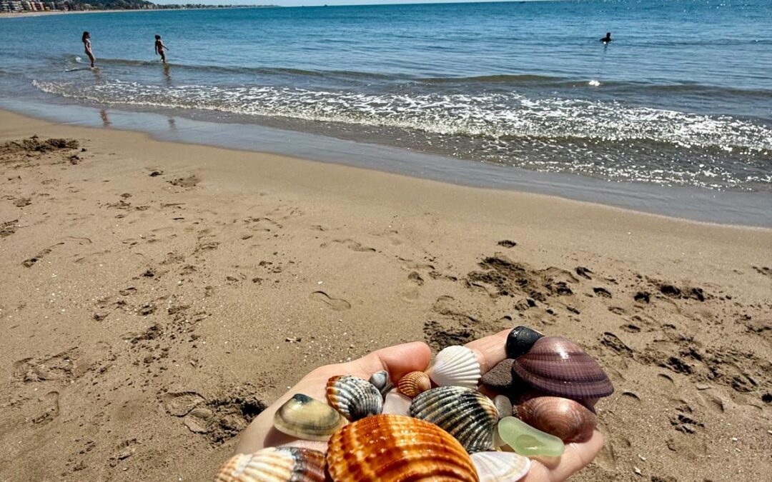 Tu hijo no está “solo jugando”: 10 aprendizajes sorprendentes que ocurren en la playa sin que te des cuenta