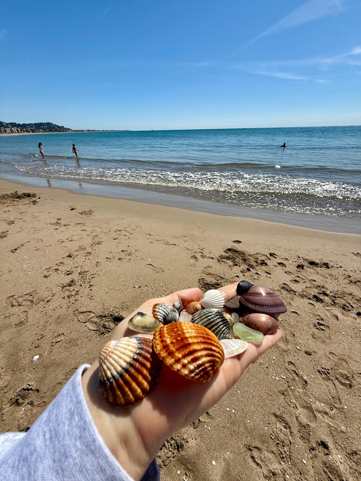 Tu hijo no está “solo jugando”: 10 aprendizajes sorprendentes que ocurren en la playa sin que te des cuenta